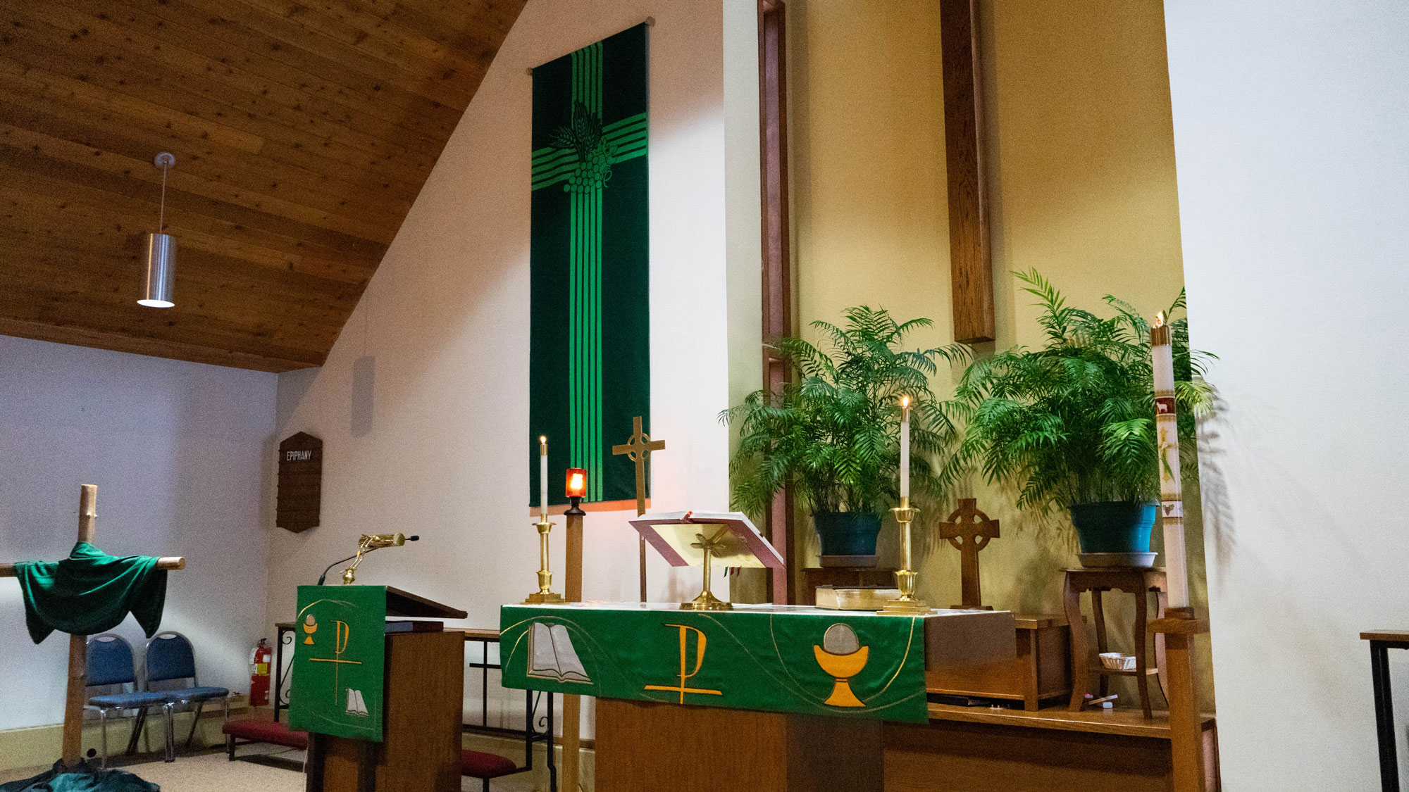The view of the Altar at Bethesda Lutheran with emerald green linens.